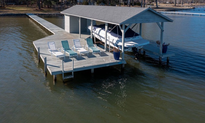 Macon Casa | Main Lake, Flat Yard, Hanging Bed, Dock, Kayak, Firepit, Screened Porch