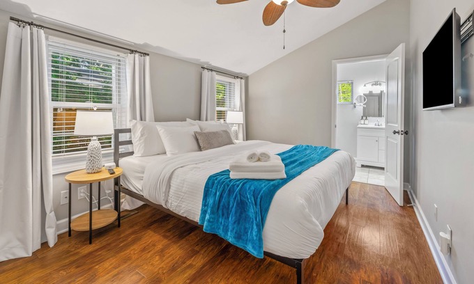 Delavan Lake Cabaña | Main Level King Suite! 1 block to Lake Access! Cozy Cottage