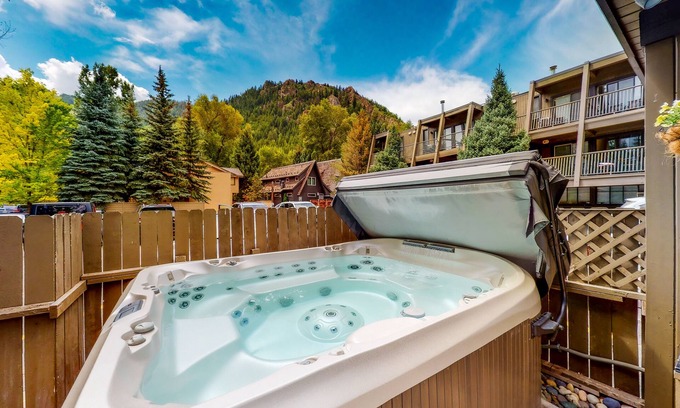 West End Cabina | Main St. gem - pool & hot tub - walk to lifts, dog-friendly, third floor