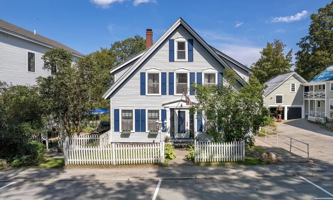 Meredith Casa | Main St Location | Pets, Fenced Side Yard | Walk to Church Landing, Lake Winnipesaukee and Shops in minutes | BankNH Pavilion