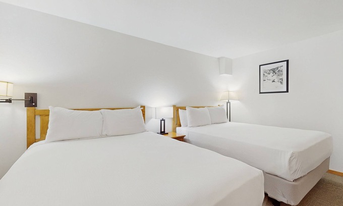 West End Cabina | Main St. studio - pool & hot tub - walk to lifts, dog-friendly, third floor