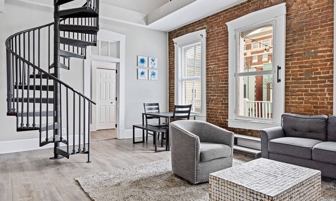 St. Charles Apartamento | Main Street Balcony Apartment by StayLage!