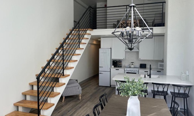 West Main Historic District Apartamento | Main Street Farmhouse City Retreat by Hollyhock