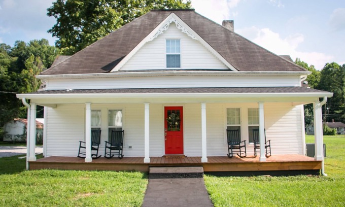 Elgin Casa | Main Street Farmhouse close to Windrock