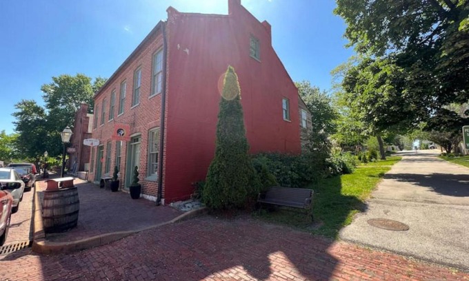 St. Charles Apartamento | Main Street Living! 2 Bedroom Unit right On Main!