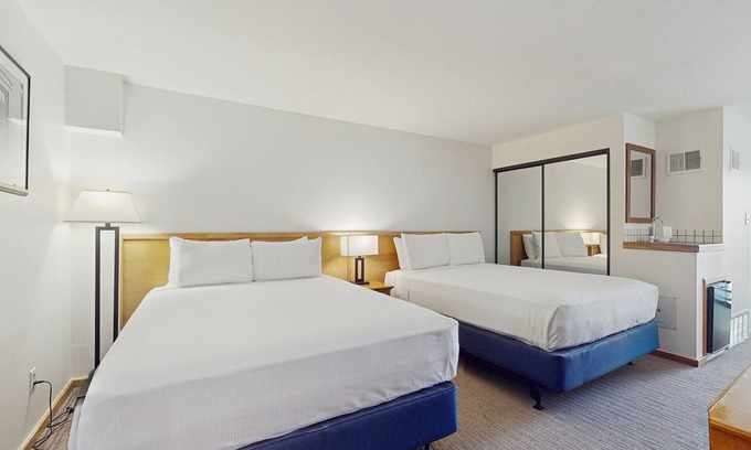 West End Cabina | Main Street studio - pool & hot tub - walk to lifts, dog-friendly, third floor
