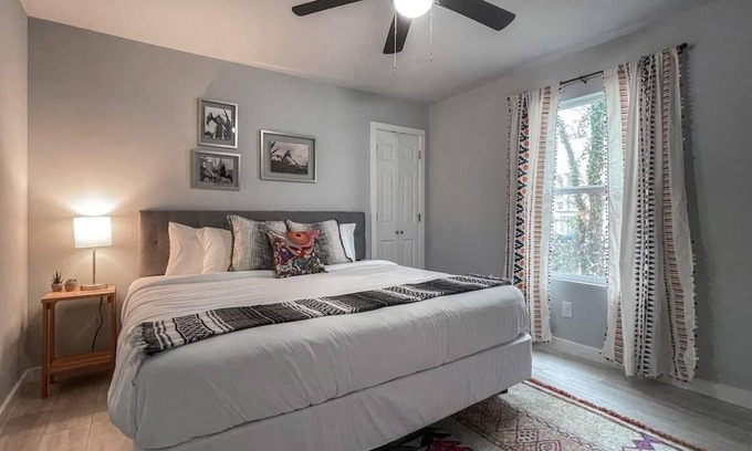 Northwest Los Angeles Heights Casa | MainHouse-Mins to Downtown! Serene at Santa Monica