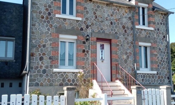 Mur-de-Bretagne Casa | Maison Atypique Avec Terrasse, Jardin et Garage en Plein Centre Village