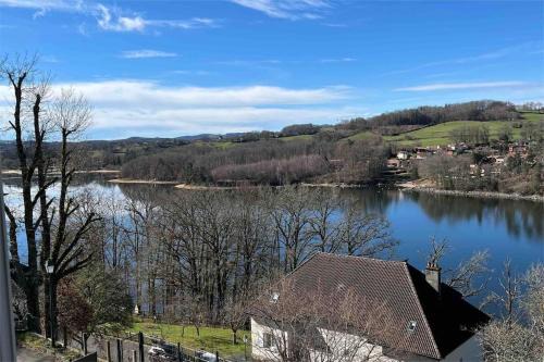 Saint-Etienne-Cantales Casa | Maison au bord du lac