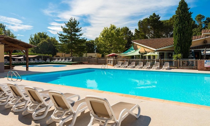 Gaujac Casa | Maison lumineuse avec terrasse | Accès saisonnier à la piscine!