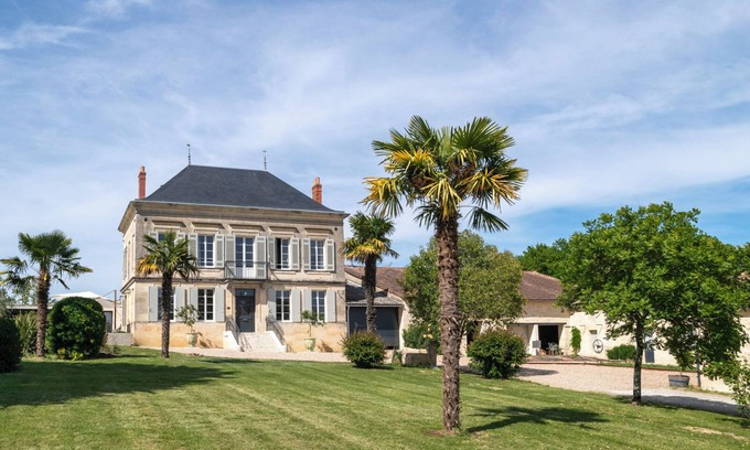 Teuillac Otro | Maison Bourgeoise with character amidst the Bordeaux vineyards