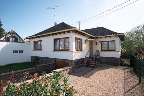 Illkirch-Graffenstaden Villa | Maison Chaleureuse avec parking gratuit sur place