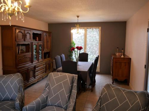 Sully-sur-Loire Casa | Maison cosy à Sully-sur-Loire, 5 chambres, terrasse, parking, draps et chauffage inclus - FR-1-590-220