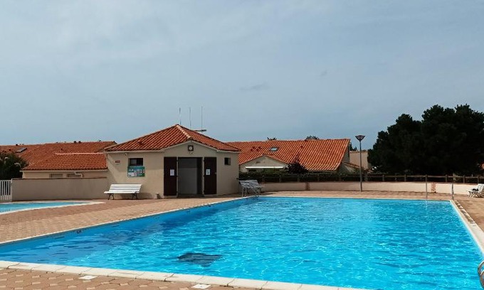 Brem Sur Mer Casa | Maison de 2 chambres a Brem sur Mer a 800 m de la plage avec piscine partagee et jardin clos