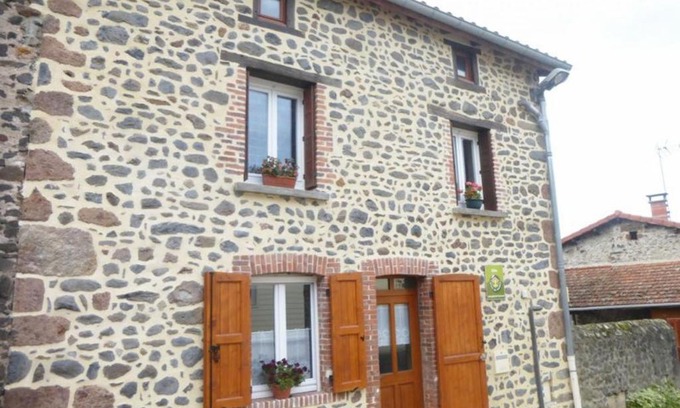 Mazeyrat-Aurouze Casa | Maison de bourg restaurée avec cour privative au coeur d'un village paisible, proche gorges de l'Allier et sites historiques - FR-1-582-220