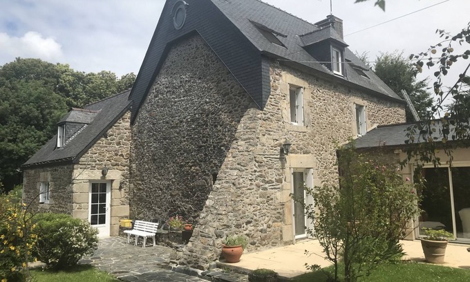 Languenan Casa | Maison de Campagne au Calme Entourée D'un Jardin Arboré