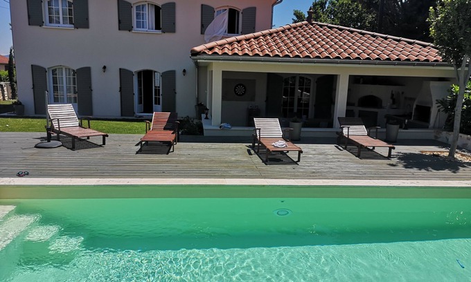 L'Arbresle Casa | Maison de Type Provençale Avec Piscine Chauffée et Jacuzzi