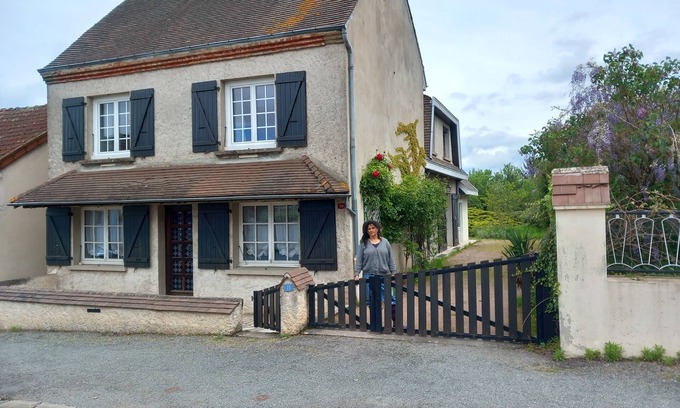 Toulon-sur-Arroux Casa | Maison de Ville, Jardin. 5 Chambres, 3 Salles de Bains, Cuisine et 2 Salons