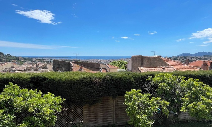 Le Cannet Casa | Maison de Village, vue mer Avec Vieux Lavoir. Animaux de Compagnie Acceptés