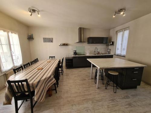 Bourgogne Casa | Maison de ville cosy à Orléans avec parking, proche commerces et loisirs - FR-1-590-245