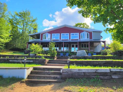 Saint Donat Casa | Maison du lac avec plage, embarcations, billard et spa privé