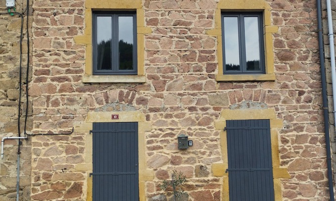 Saint-Vincent-de-Reins Casa | Maison en Pierre Avec une Belle Terrasse en Bois et Barbecue