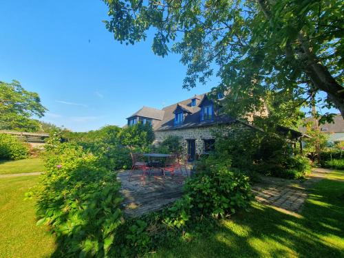 Roz-Landrieux Casa | Maison en pierre dans son nid de verdure