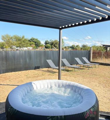Ambares-et-Lagrave Casa | Maison entiere jacuzzi reception ouverte 7 7j et 24 24h