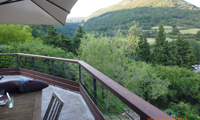 Aubignas Casa | Maison Familiale en Pierre Volcanique Avec Belle Vue, Jardinet et 2 Terrasses