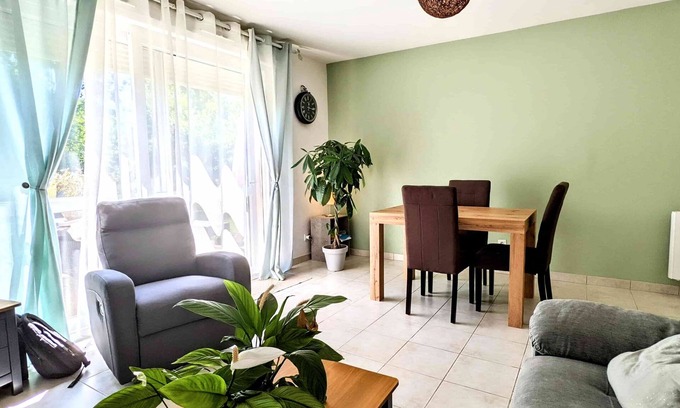 Saint-Julien-les-Villas Casa | Maison Meublée 74m² Avec Jardin 250m² et Parking