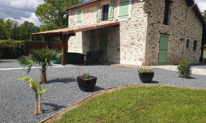 Saint-Quentin-sur-Charente Casa | Maison Renove et Independante a Bord du lac Avec Jardin et Piscine Prive