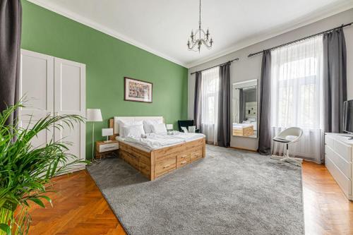 Krisztinavaros Apartamento | Maison Lumière -Comfy Buda Retreat AC, Balcony near M2 metro