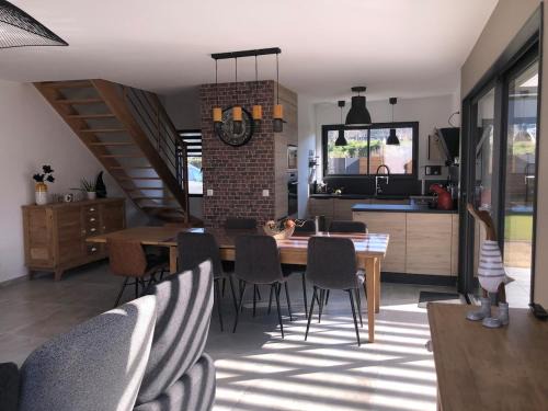 Jullouville Casa | Maison récente, plages et commerces à pied