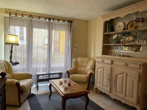 Arfeuilles Casa | Maison rustique avec poêle à bois, proche montagnes & activités de plein air, animaux acceptés - FR-1-489-52