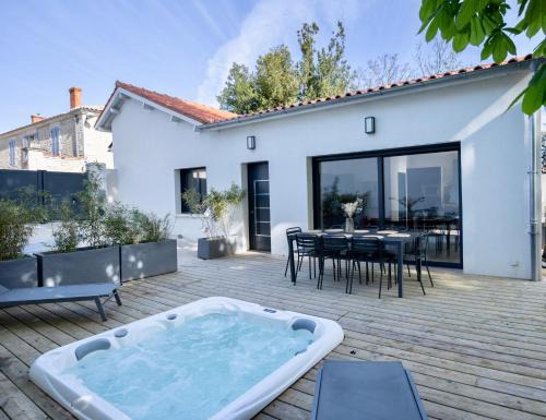 Lagord Casa | Maison T4 Climatisée avec Jacuzzi à Lagord