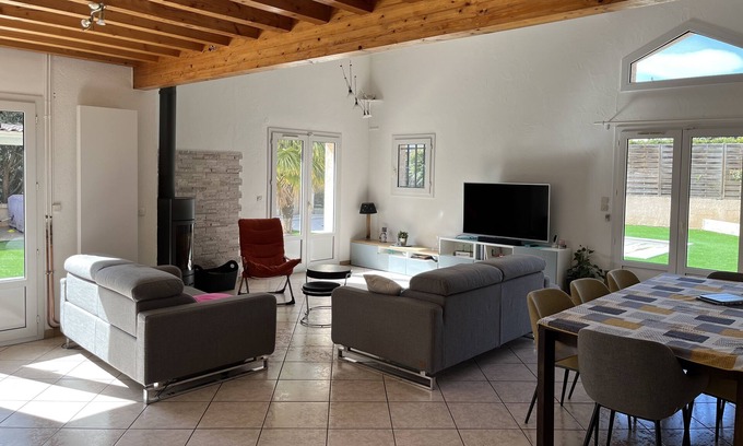 Decines-Charpieu Casa | Maison Très Lumineuse Avec Dépendance + Piscine à Proximité de Lyon