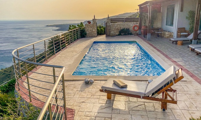 Agios Vasileios Villa | Villa Maistros en una colina del sur de Creta, con una vista del mar de Libia.