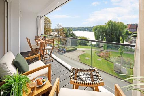 Moelln Apartamento | MAISUITES Eisvogel - Zentrale Luxuswohnung mit direktem Seeblick I Bis zu 4 Personen I Premiumküche I Boxspringbett I Kaffeevollautomat I Parkplatz I WLAN