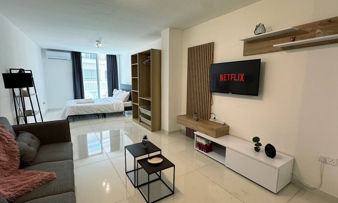 Larnaca City Centre Apartamento | Majestic Beachfront Larnaka Finikoudes