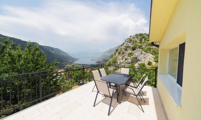 Skaljari Apartamento | Majestic Boka Bay View 2Bdr Apartment