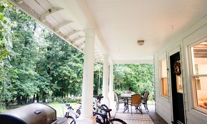 West Trenton Otro | Majestic Farmhouse Off the Beaten Path
