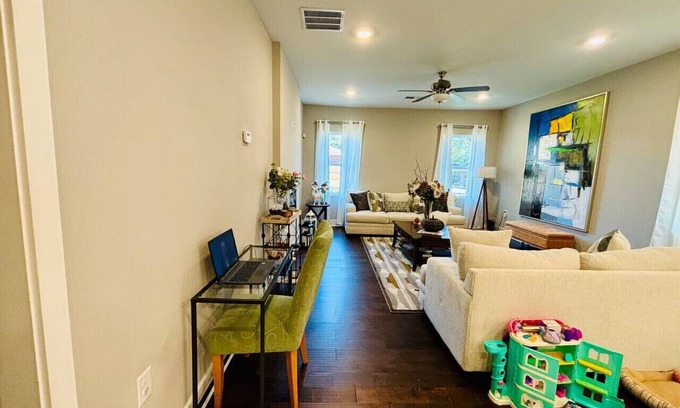 Lithonia Casa | Modern Lithonia Retreat: 3BR/3.5BA with WiFi & AC
