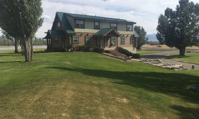 Helena Cabina | Majestic Log home en el lago privado, cerca de la pesca con mosca, natación y senderismo