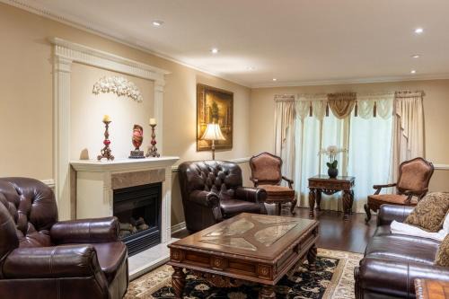 Mississauga Villa | Majestic Mansion with Bar and Entertainment Space