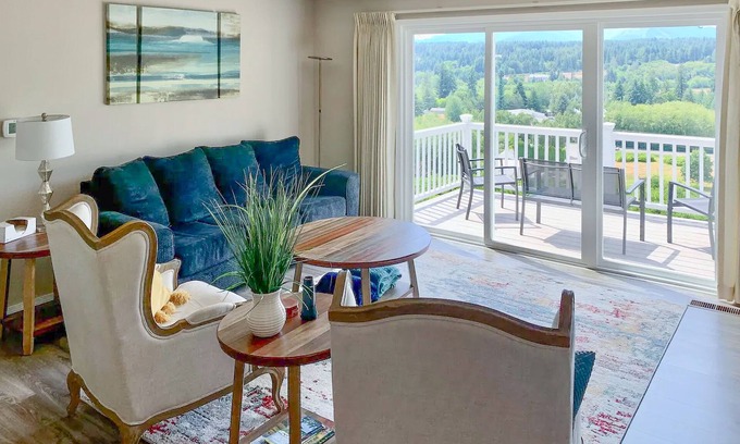 Silverdale Casa | Majestic mountain view dog-friendly home with patio and fireplace