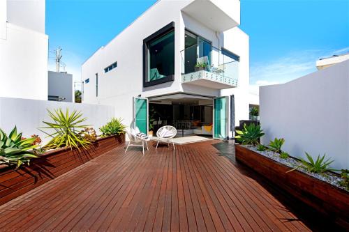 Broadbeach Waters Casa | Majestic Palms Winter Special Stay 5 Pay 4