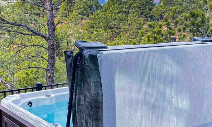 Northeast Colorado Springs Apartamento | Majestic Pikes Peak Manor- Hot tub with PIKES PEAK VIEW and Hoodoo’s