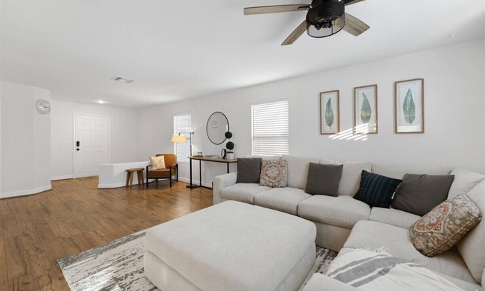 Tule Springs Casa | Majestic Pine 4bd/3 bath Wifi Pool BBQ grill