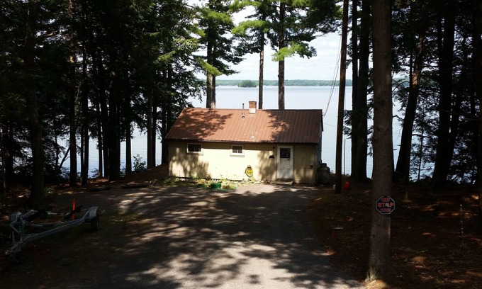 Vassalboro Cabina | Majestuosa vista sobre el estanque Webber con opción de alquiler de botes