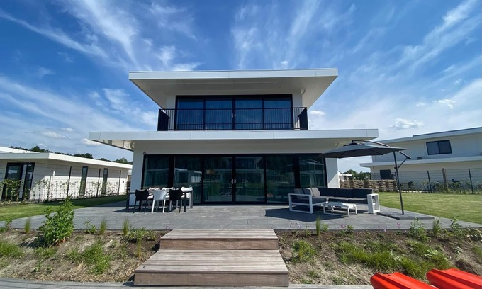 Zeewolde Villa | Majestuosa villa en Zeewolde con jardín